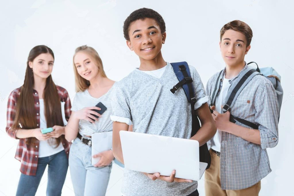 Работа для подростков рядом. Американский подросток 13 лет. Американский подросток в магазине картинка. Дакумент держаюший подростки. A boy holding a Laptop.